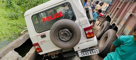 Balodabazar accident truck police vehicle collision jawan injured