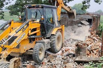 Bulldozer action to remove construction around UP Lucknow river