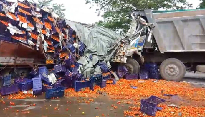 balodabazar accident highway collision truck tomato spilled loot