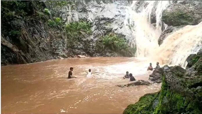 Kawardha accident incident Bodla police station Rani Dahra village waterfall youth drowned