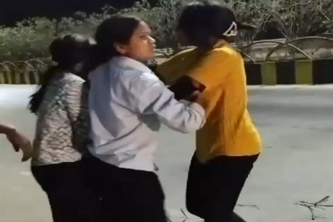 Girls fight video viral