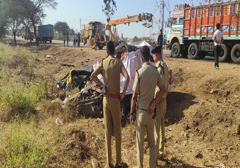 Road Accident: दर्दनाक हादसा, डिवाइडर तोड़कर ट्रक से टकराई तेज रफ्तार कार, 5 लोगों की मौत