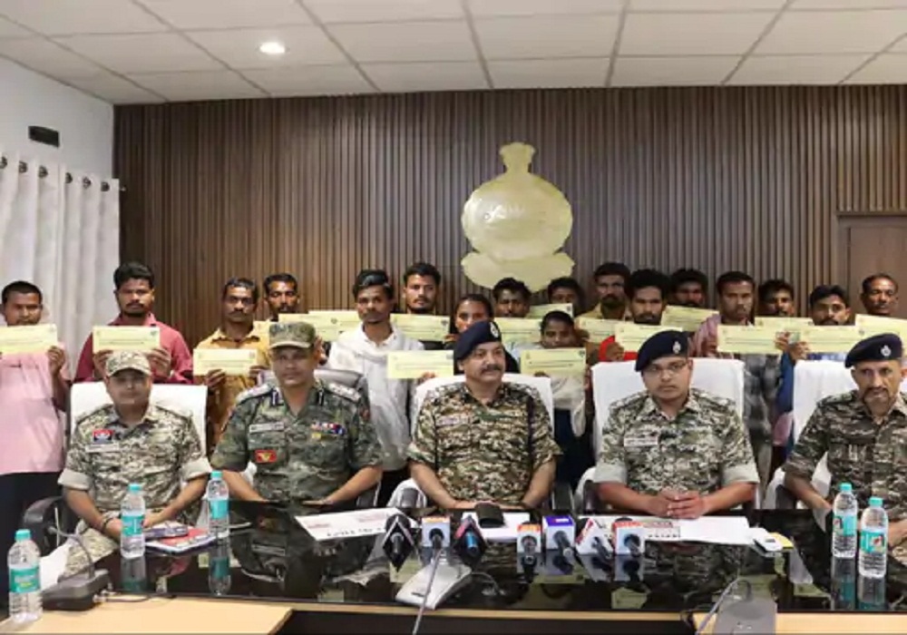 Naxalite Surrender: तेलंगाना में 60 के बाद अब बीजापुर में 19 नक्सलियों ने किया आत्मसमर्पण, हिड़मा-देवा के साथ कर चुके हैं काम…