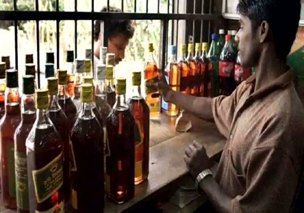 Liquor Shops Closed: शराब प्रेमियों को बड़ा झटका! इस दिन बंद रहेंगी सभी शराब दुकानें, सरकार ने इस वजह से लिया बड़ा फैसला